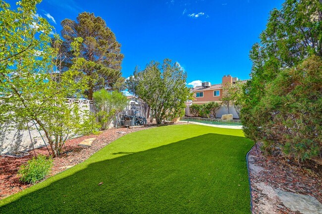 Building Photo - Charming 4 bedroom 3 bath fully furnished pool home in the heart of spring valley!