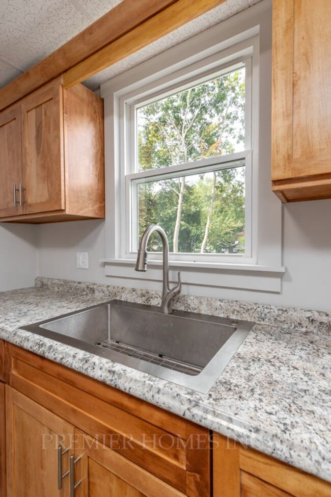 Building Photo - 3 Bed Home with Garage, Private Driveway & Yard – $1,495/mo