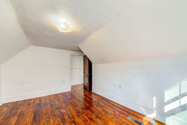 Building Photo - 86 Estella Ave