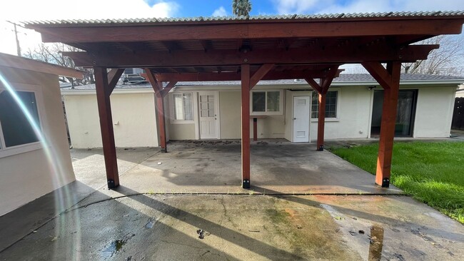 Building Photo - Beautiful 3 bedroom 2 bathroom home, updated kitchen & baths plus 1 car garage!