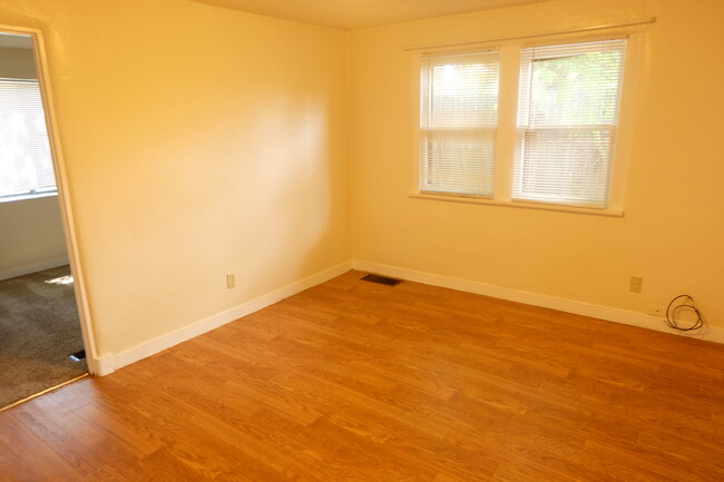Building Photo - 512-512 1/2 Vassar Dr SE