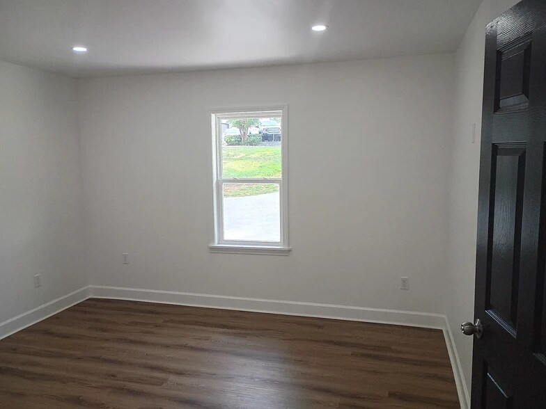 Building Photo - 731 N Price Rd