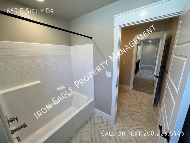 Building Photo - 669 E Sicily Dr