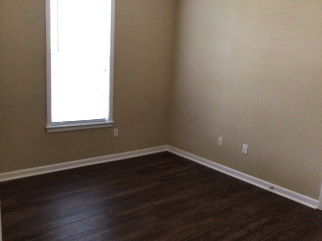 Building Photo - 303 Stallion Rd