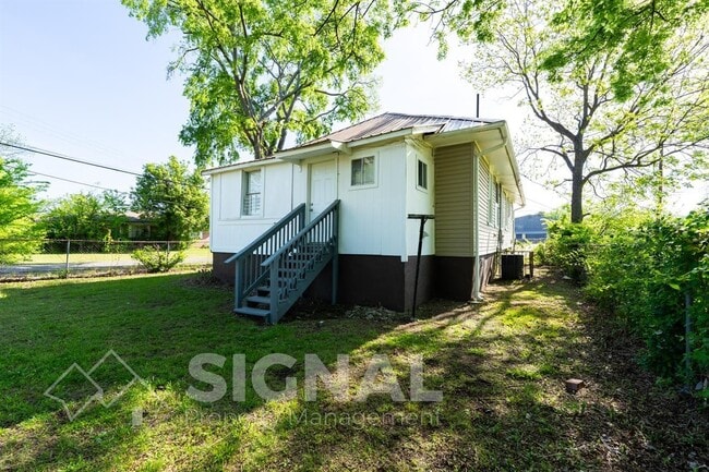 Building Photo - 512 1st St N