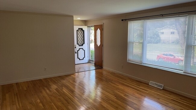 Building Photo - 811 Kenbrook Dr