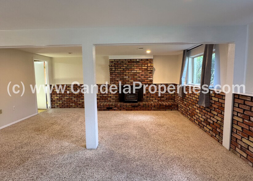Building Photo - 1021 Adams Dr