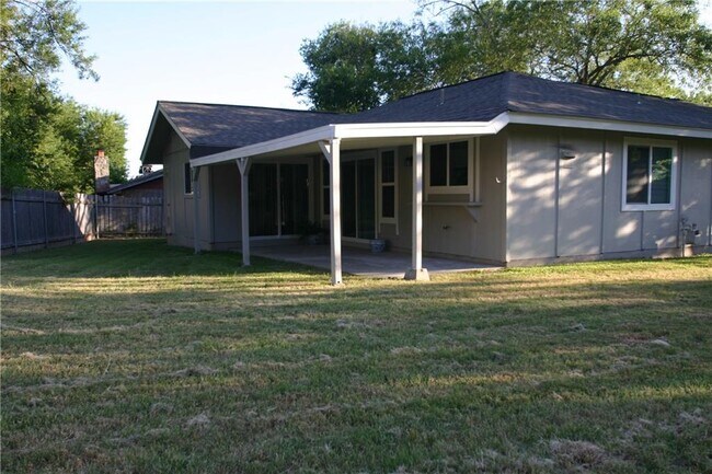 Building Photo - 7209 Shadywood Dr