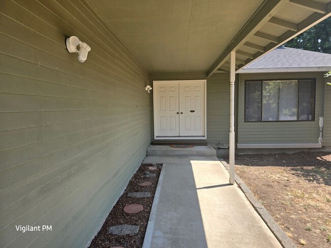 Building Photo - Amazing 3 bedroom home