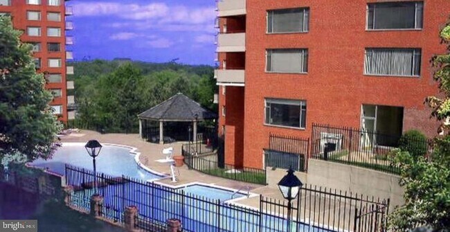 Building Photo - 1121 Arlington Blvd
