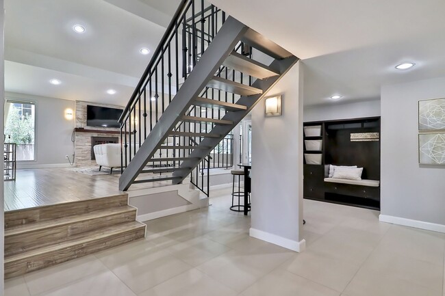Building Photo - GORGEOUS REMODELED HOME WALKING DISTANCE T...