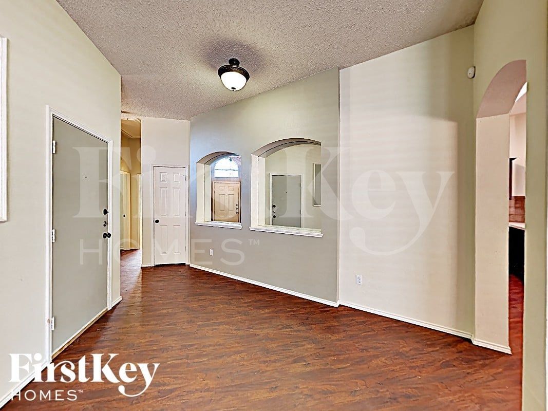 Building Photo - 516 Pineview Ln