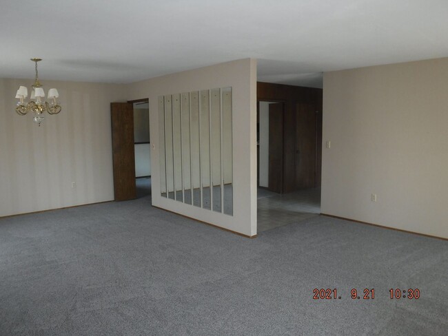 Building Photo - 3 bedroom with shop