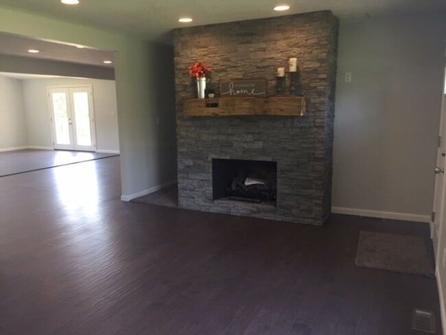 Building Photo - Beautiful home, rural setting but close to...