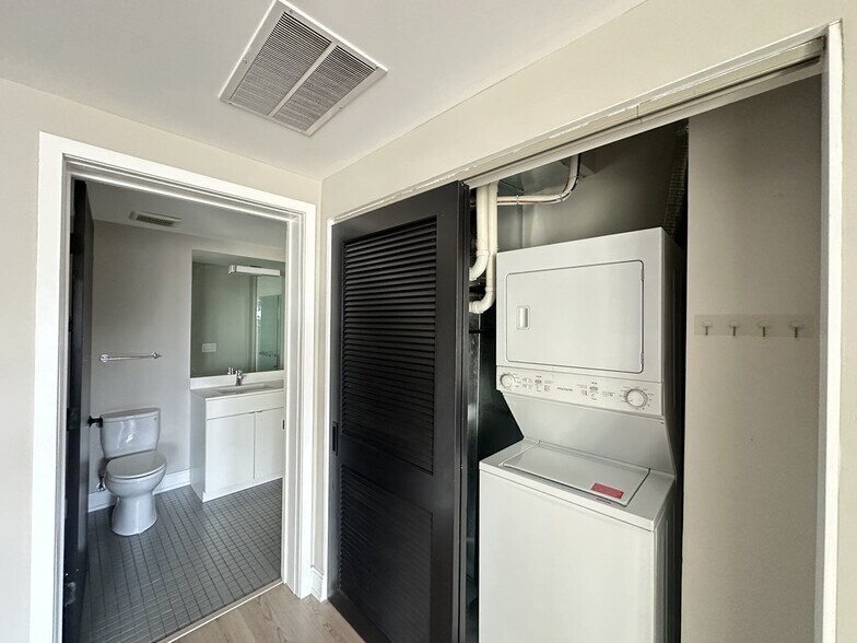 Building Photo - 941 W Belmont Ave