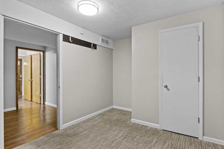 Building Photo - 3483 Lansdowne Dr