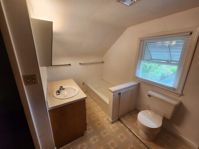 Bathroom - 1070 S Coldbrook Ave