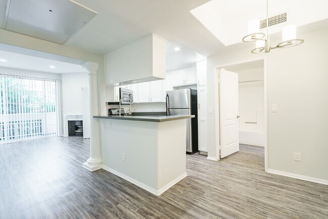 Interior Photo - 114 N Doheny Dr