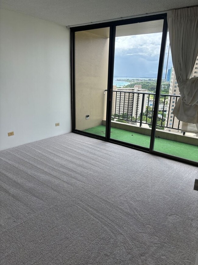 Building Photo - Chateau Waikiki - 1/1/1 - $2,700- Includes...