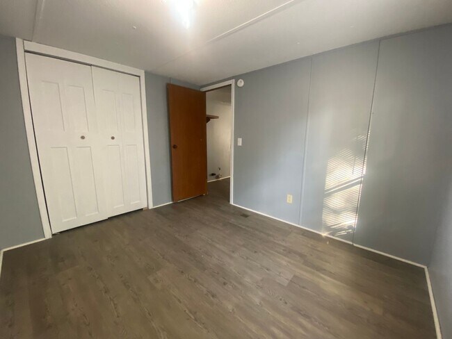 Building Photo - 2 Bedroom 1 Bath Mobile Home in Greenevill...