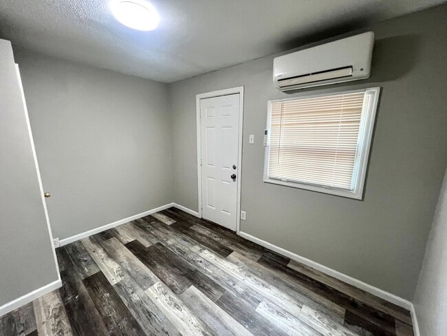 Building Photo - Charming 2 Bedroom, 1 Bath Brick Home in S...