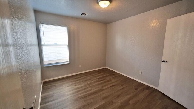 Building Photo - 1021 Periwinkle Dr