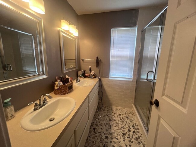 Building Photo - Beautiful 4 bedroom home in Caledonia