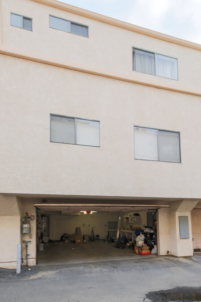 Building Photo - Beautiful Tri-Level 2BD + BONUS ROOM 3BA Townhome in Ranch Los Charcos!