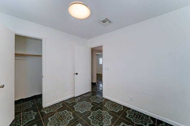 Building Photo - READY TO VIEW NOW! Spacious 4-Bed Home Nea...