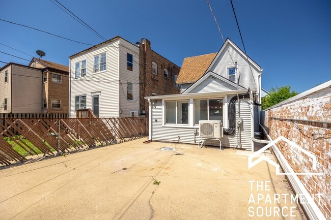 Building Photo - 3147 N Spaulding Ave
