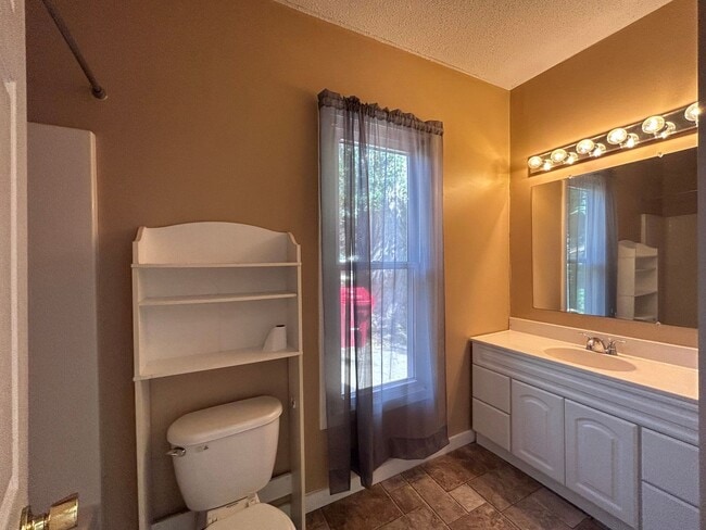 Building Photo - 3 Bed 2 Bath Single Family Home