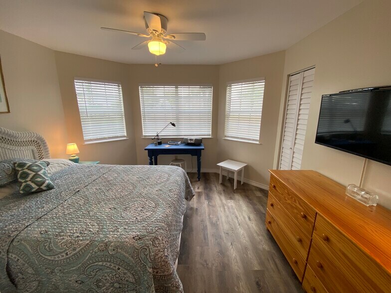 Building Photo - 5802 Monterey Ave