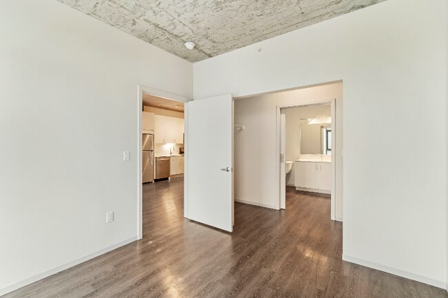 Building Photo - 702 S Clark St