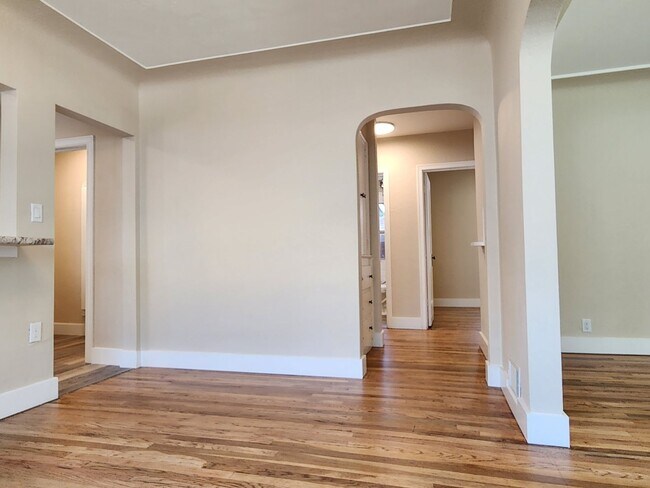 Building Photo - Completely remodeled 5 bed 2 bath home