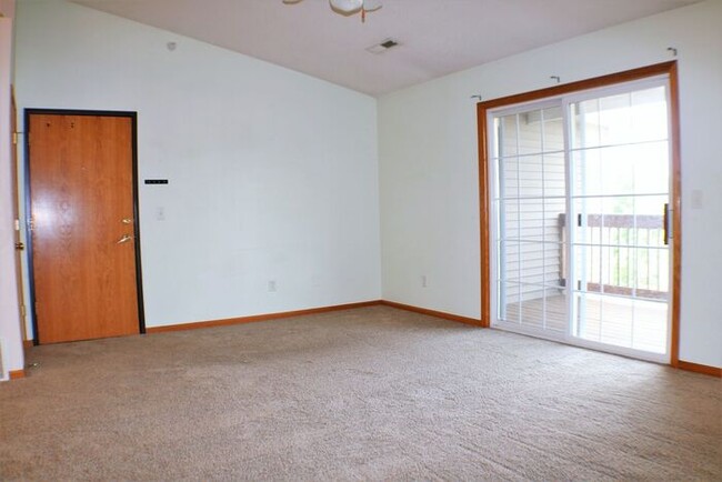 Building Photo - $1,195 | 2 Bedroom, 1 Bathroom Condo | No ...