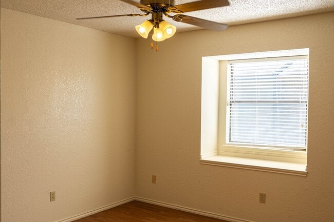 Building Photo - Cobblestone Condo!