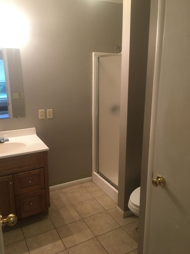 Building Photo - 3 Bedroom / 2 Bath Home Located Minutes from Downtown Lowell!