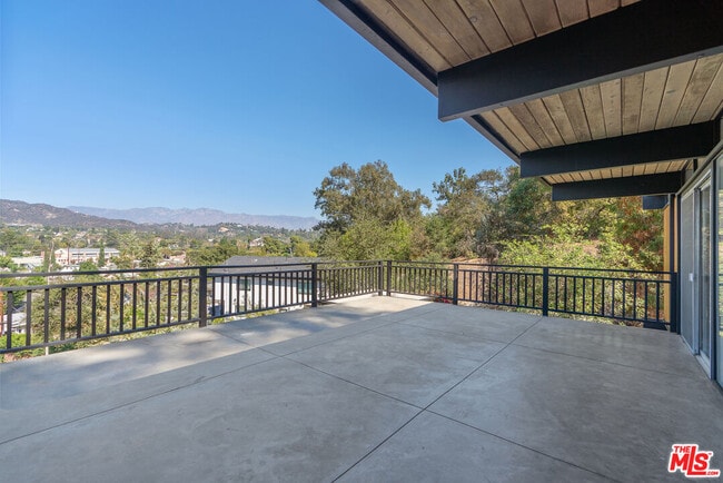 Building Photo - 1404 Oak Grove Dr