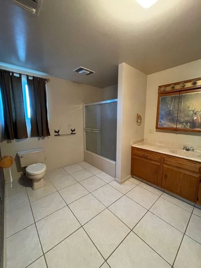 Building Photo - Farm House Living MOVE IN SPECIAL