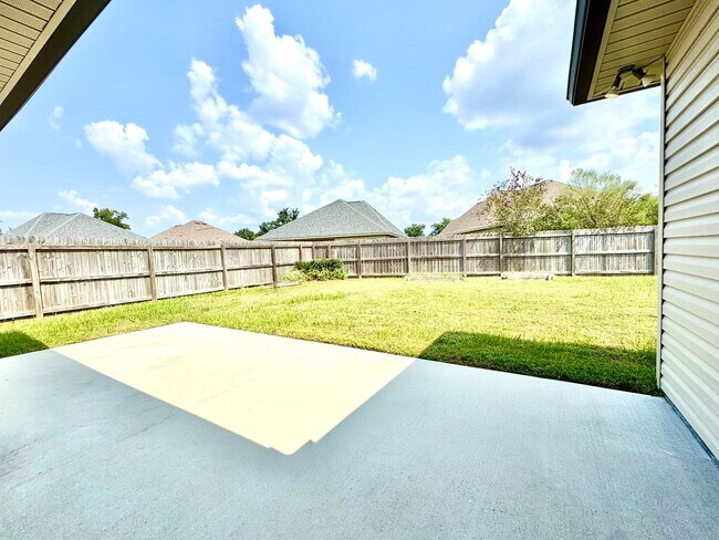 Building Photo - 3 Bedroom House Near LSU in Lake Villas