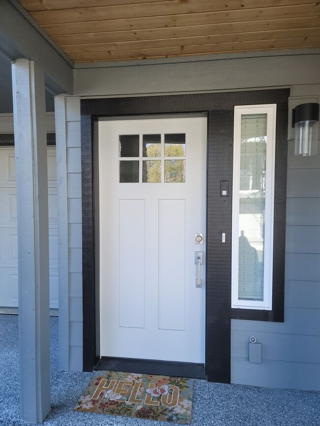 Building Photo - Stunning Tri Level 3/2.5 Townhome in the G...