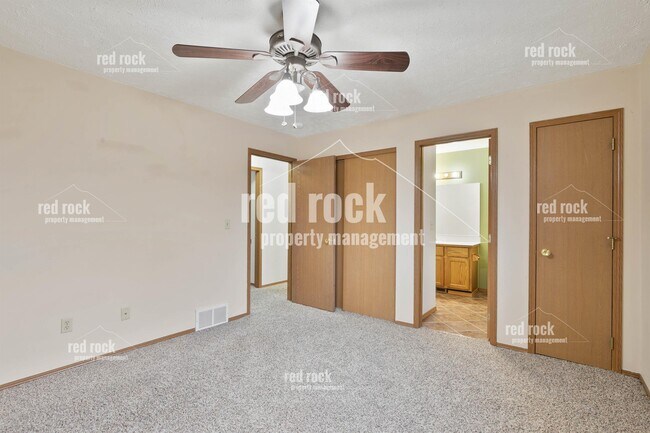 Building Photo - 1323 N Mitchell Rd
