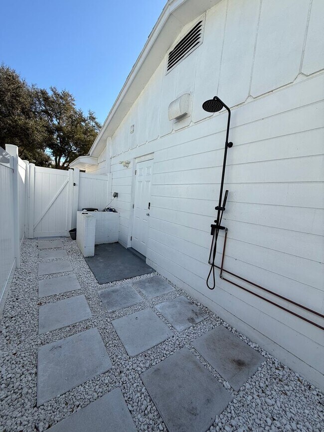 Building Photo - Stunning Seminole Home with Private Pool | 3 Bed / 2 Bath