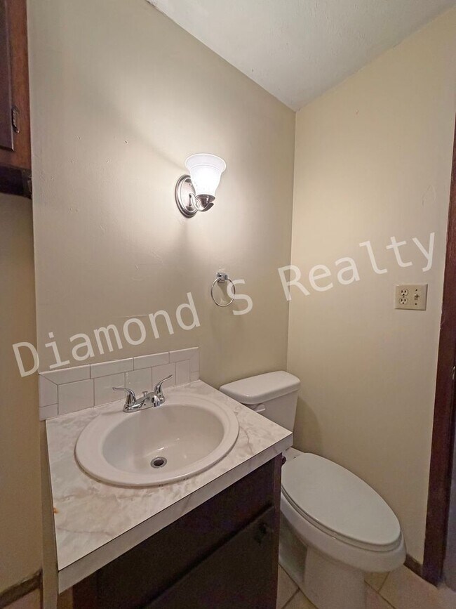 Building Photo - Charming 3 bedroom Home near Hwy 65 and Ch...