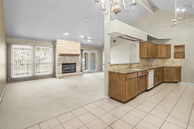 Building Photo - 32 Fairway Ln