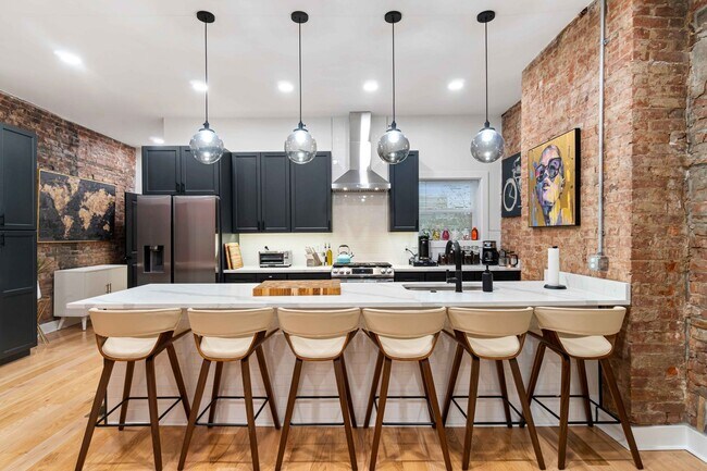 Building Photo - 6 Bed 4 bath Fully Furnished Oakland