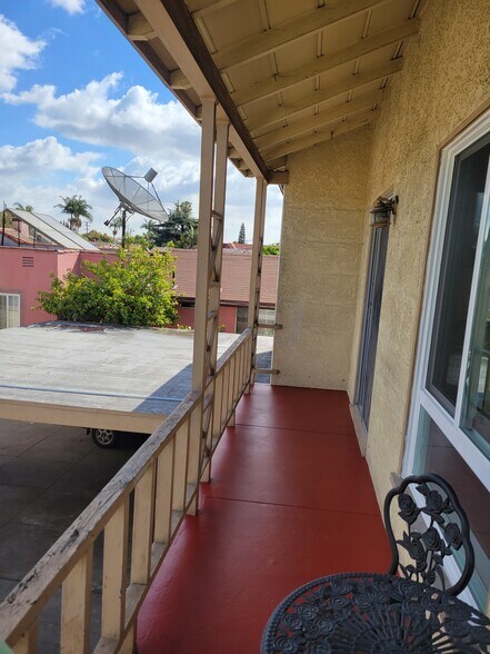 PATIO - 2416 Flower St