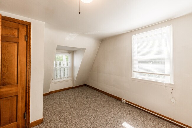 Building Photo - 512 N 6th St
