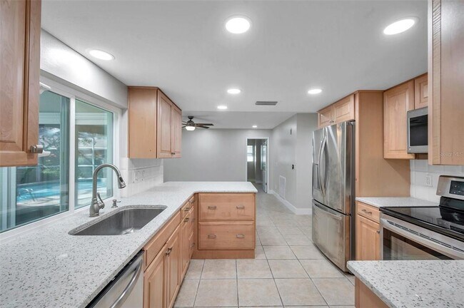 Building Photo - 8789 Maplewood Rd