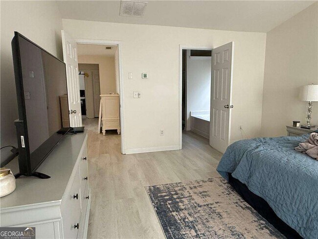 Building Photo - 5940 Bentley Way